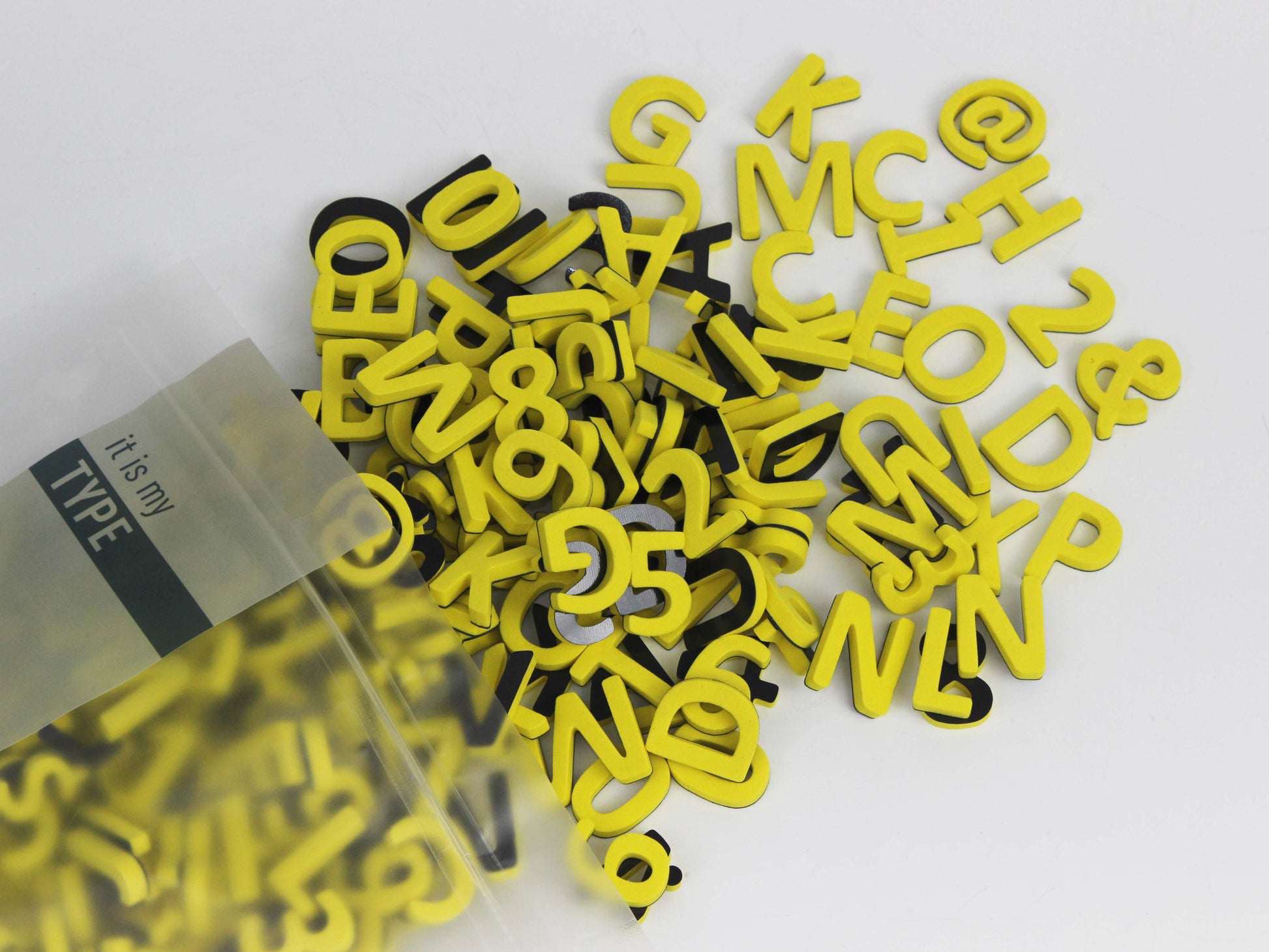 Sarı harflerin paket dışındaki görünümü, kullanım amacını sergiler.