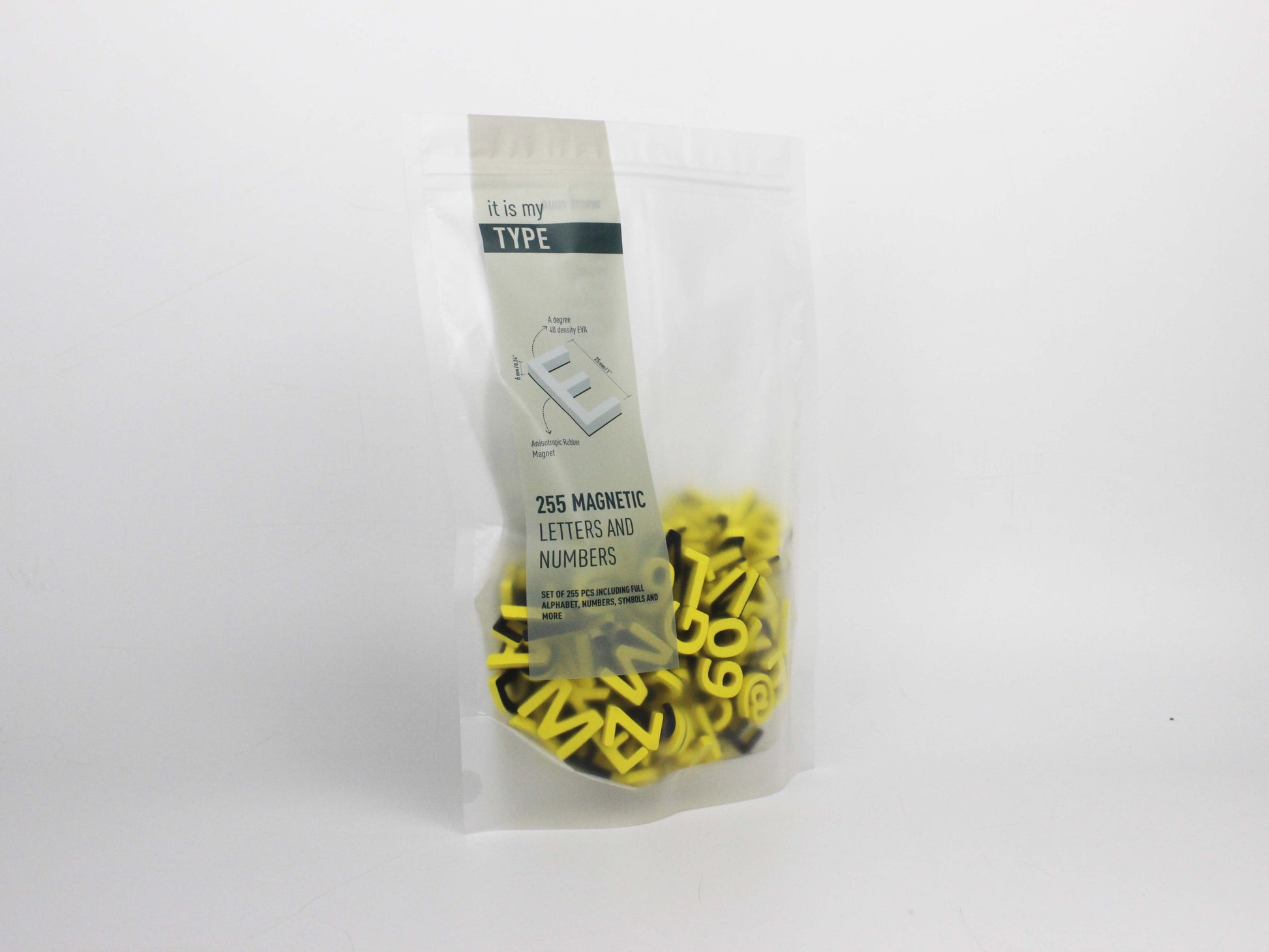 Sarı renkli mıknatıslı harfler, paket içeriğinde dikkatle yerleştirilmiştir.