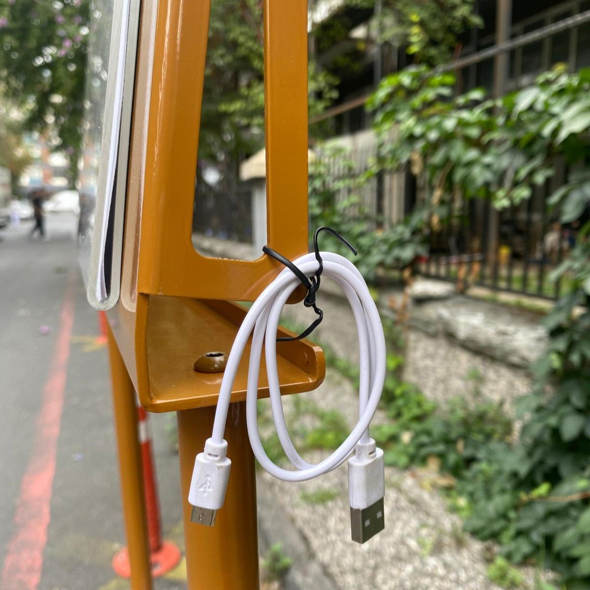 Şarj edilebilir LED ışıklı menü panosu için şarj kablosu detayı.