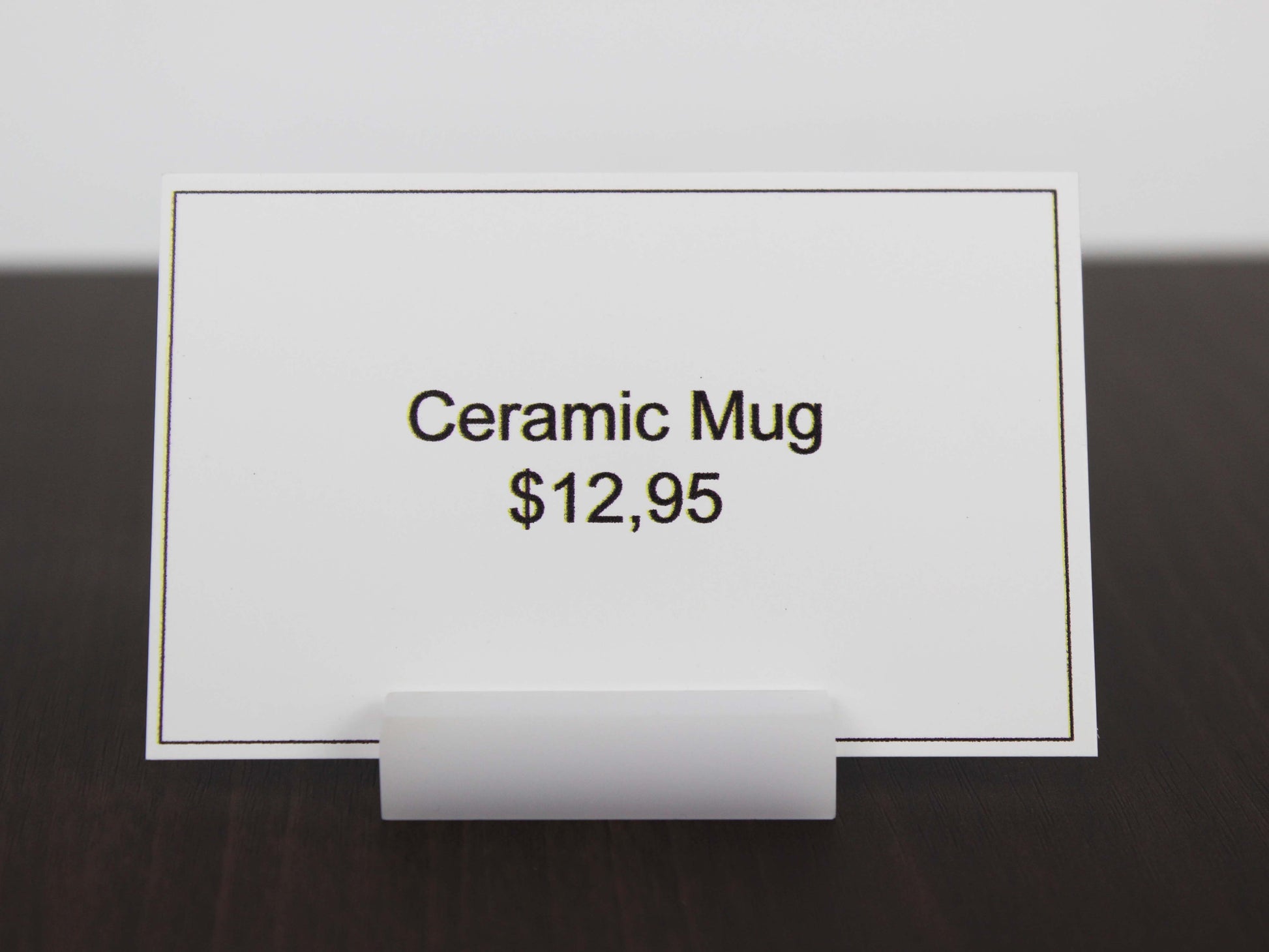 Açık büfe sunumları için ideal şeffaf kart tutucu