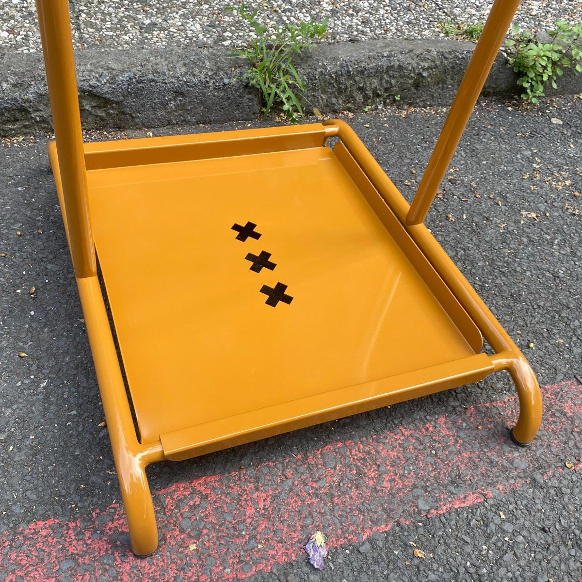 ano altındaki ağırlık tepsisi, dengeli duruş ve ek sergileme alanı sunar.