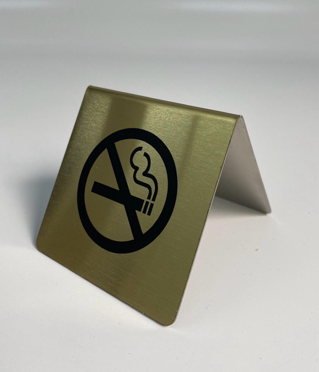 Metal masa üstü sigara içilmez tabelası, yan açıdan görünüm