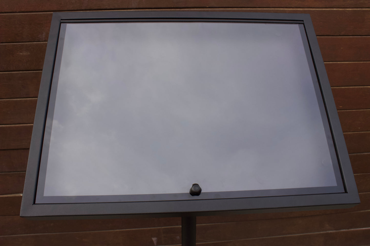 Metal gövdesi ile uzun ömürlü kullanım sunan ve işletmelere prestij kazandıran ayaklı menü standı.