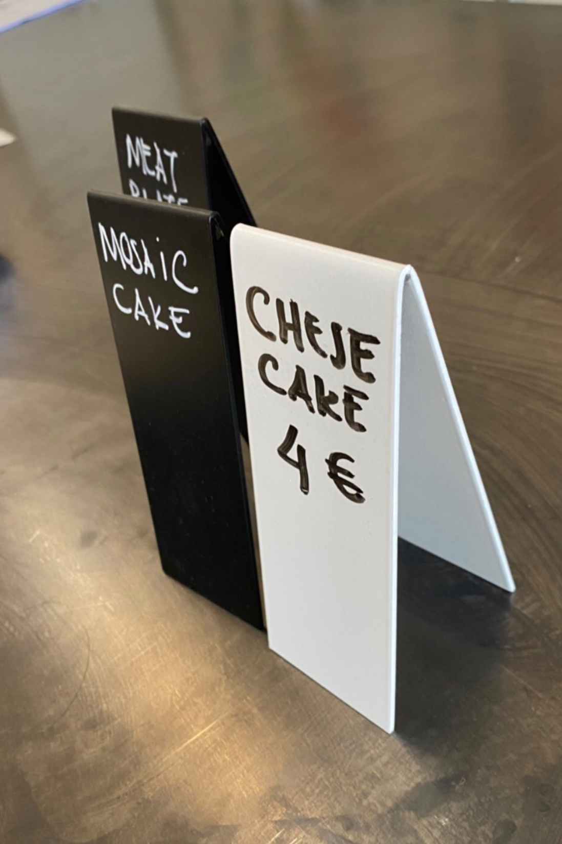 Rüzgâra dayanıklı, silinebilir özellikli metal bilgi tabelası