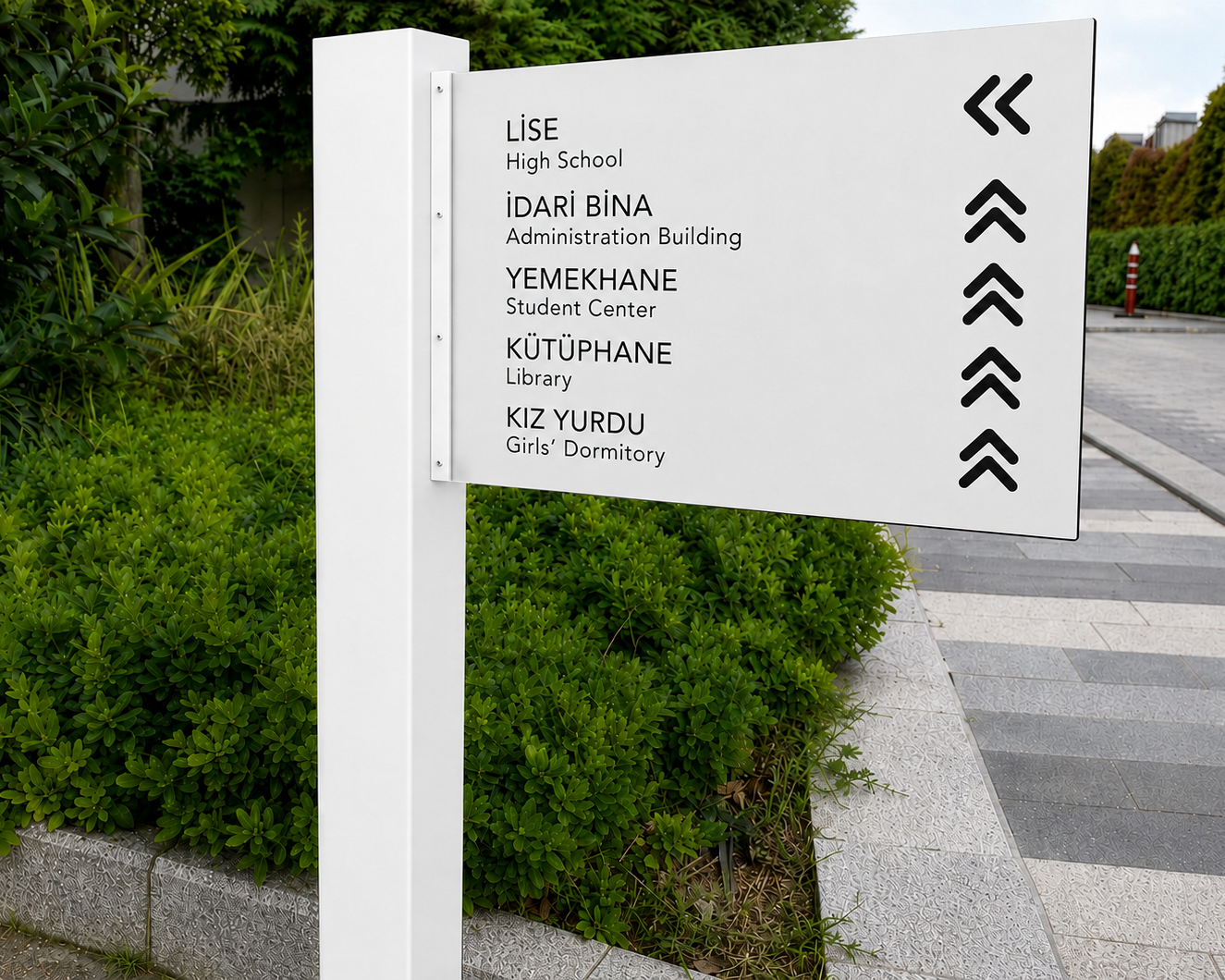 Site içi yol bulma ve bina yönlendirmeleri için kullanılan metal totem tabela
