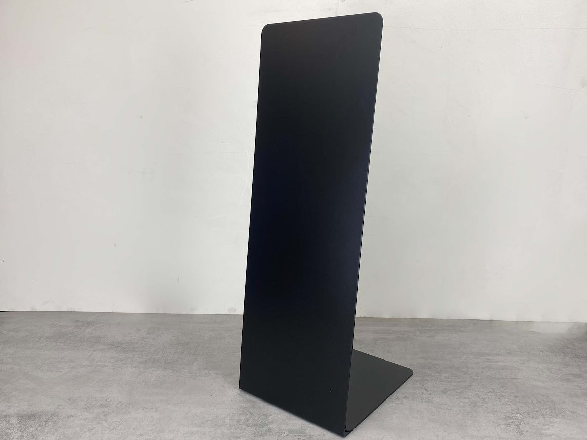 Siyah renkte, işletme önüne konumlandırılmış tanıtım panosu.