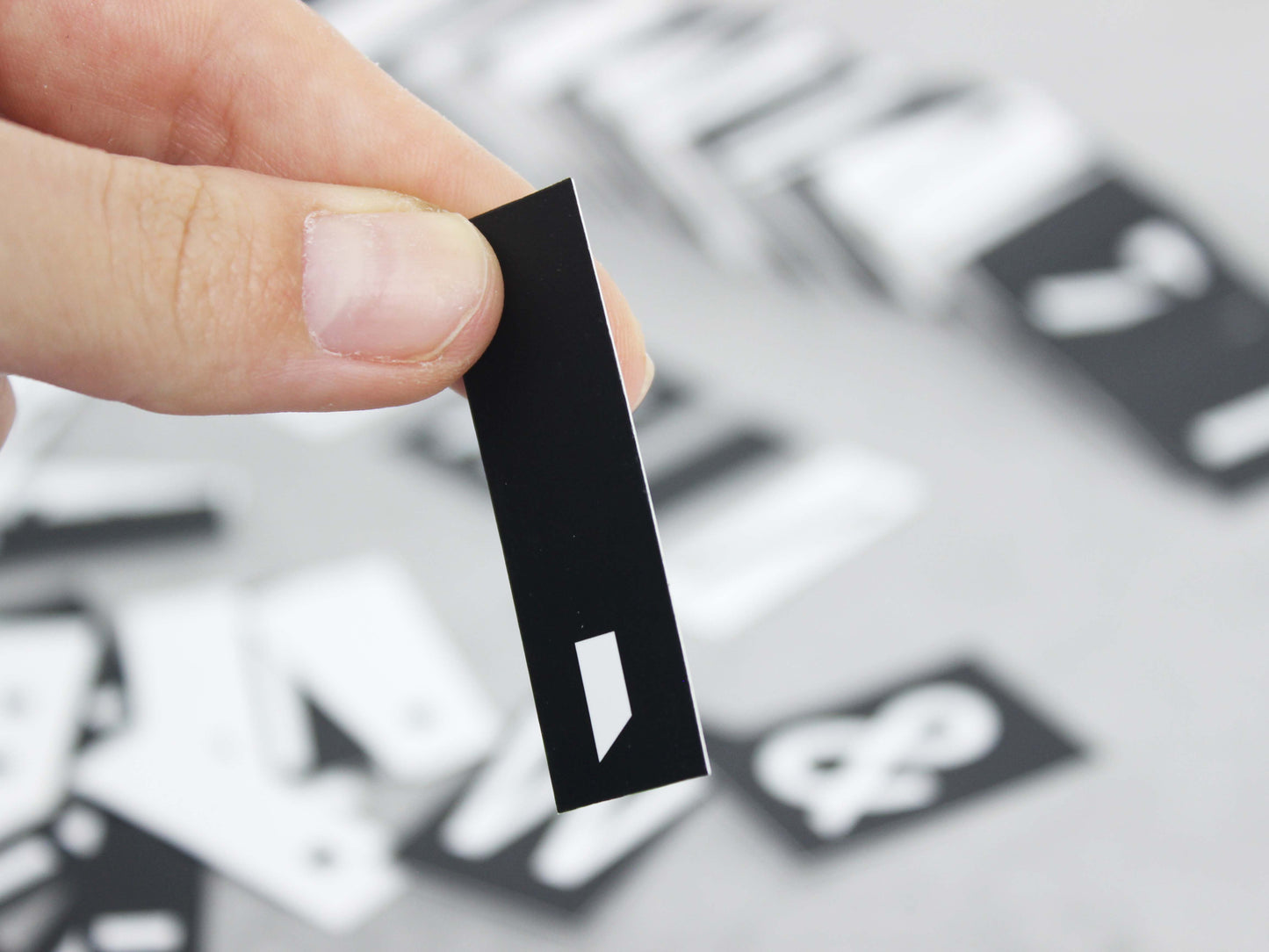 Siyah ve beyaz dekoratif görünüm sunan harf örneği.