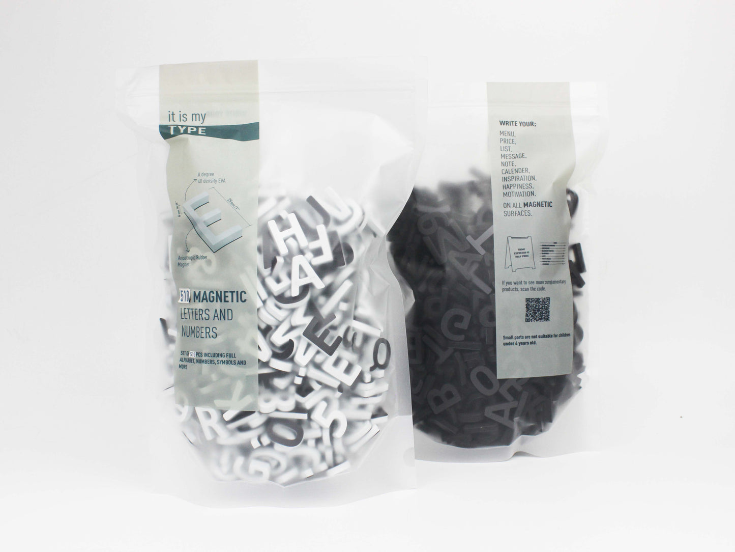 Siyah beyaz harfler, dışarıda metal yüzeylere uygulanmış haliyle.