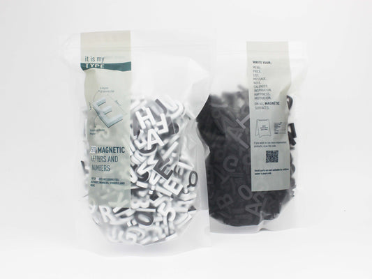 Siyah beyaz harfler, dışarıda metal yüzeylere uygulanmış haliyle.