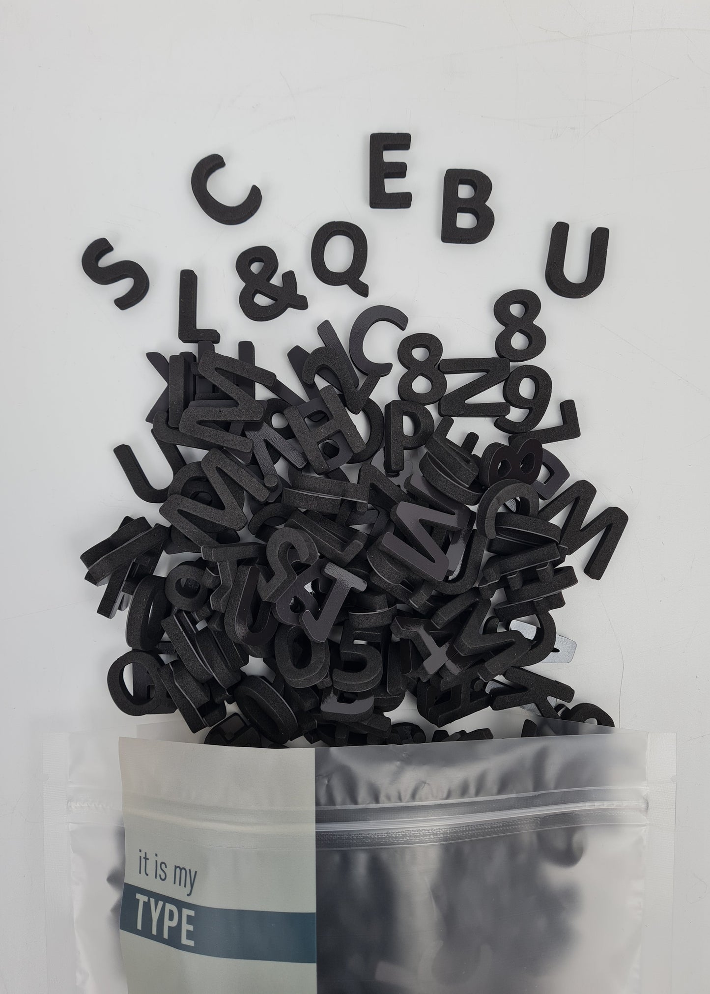 Paket içindeki siyah beyaz harflerin düzenli sunumu.