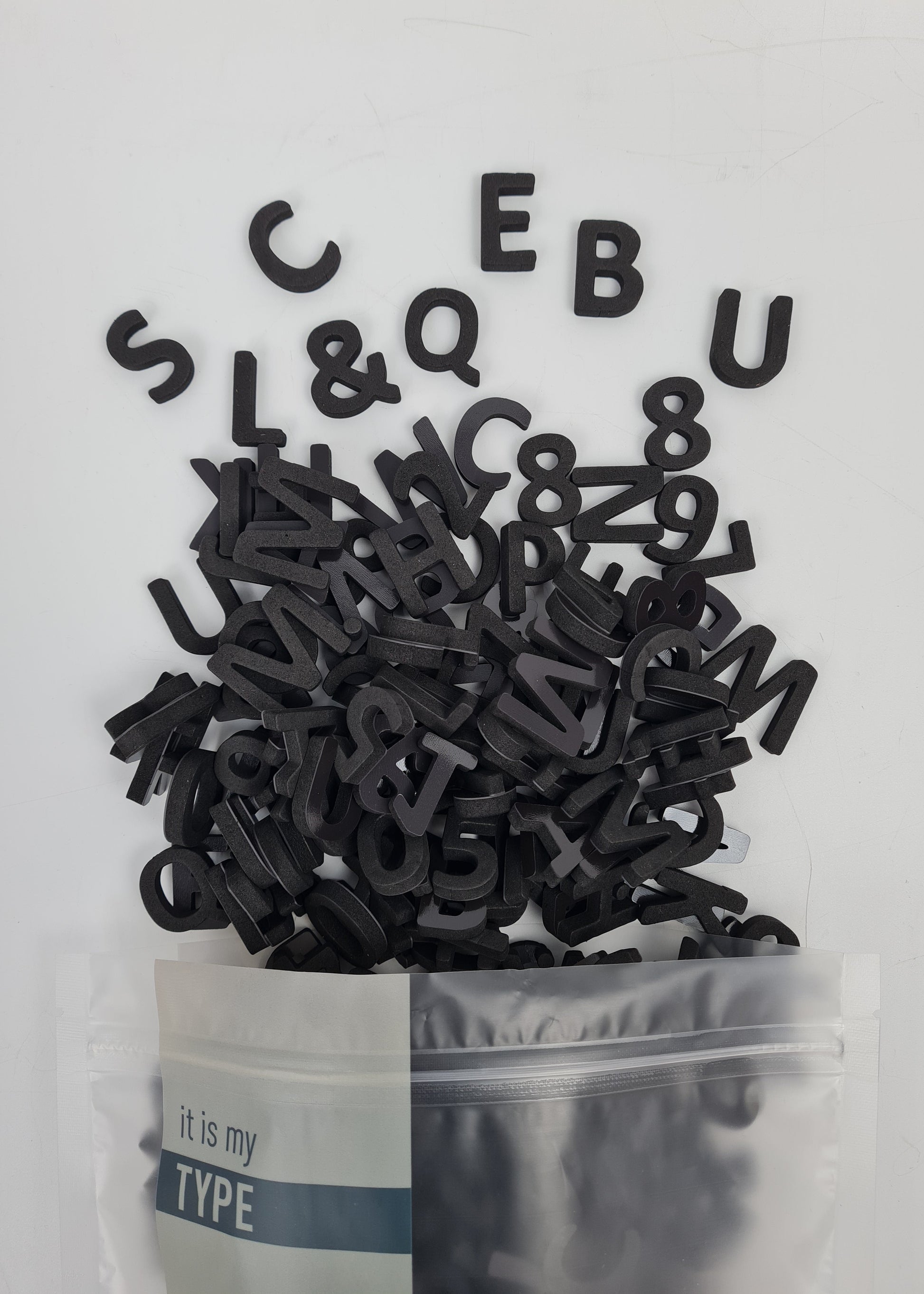 Paket içindeki siyah beyaz harflerin düzenli sunumu.