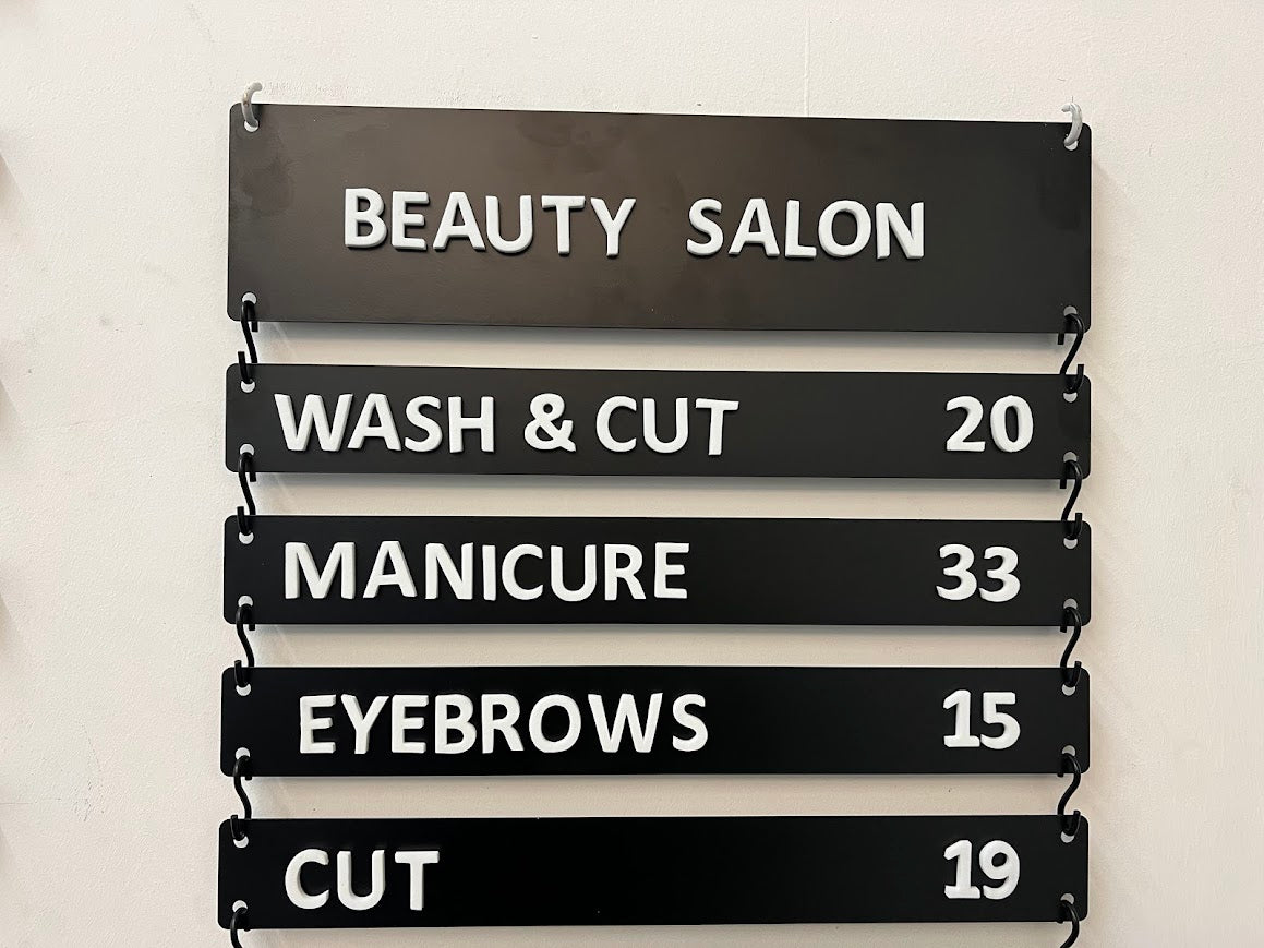 Şık ve modern tasarıma sahip siyah metal menü tabelası.