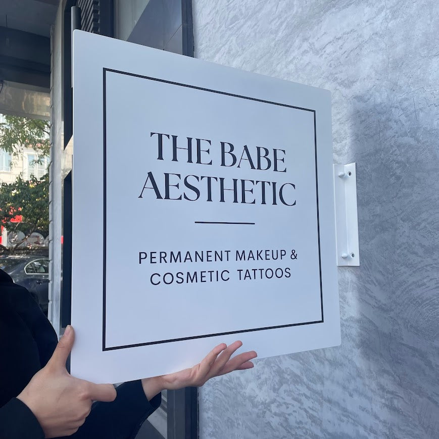 Siyah kare tabelanın yüzey ve logo baskı detayları.