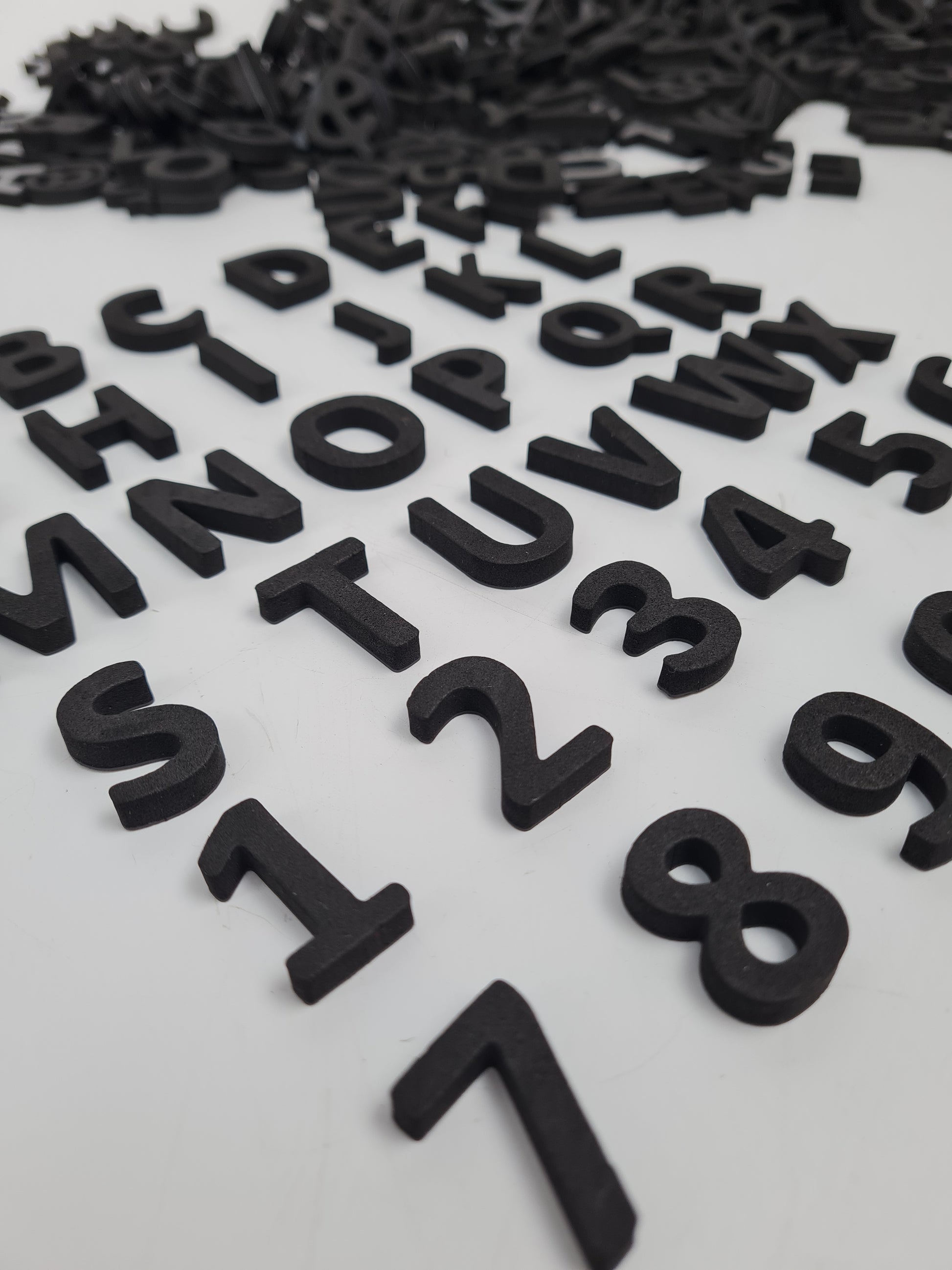 Siyah beyaz harflerin pratik kullanımı, her türlü metal yüzeye uygulanabilir.