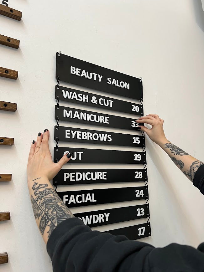 Manyetik harf seti ile kullanılan siyah metal menü panosu.