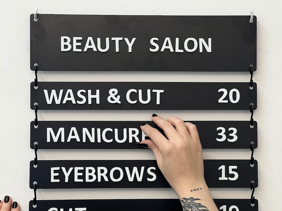 Fiyat listesi ve menü bilgileri için siyah manyetik pano.