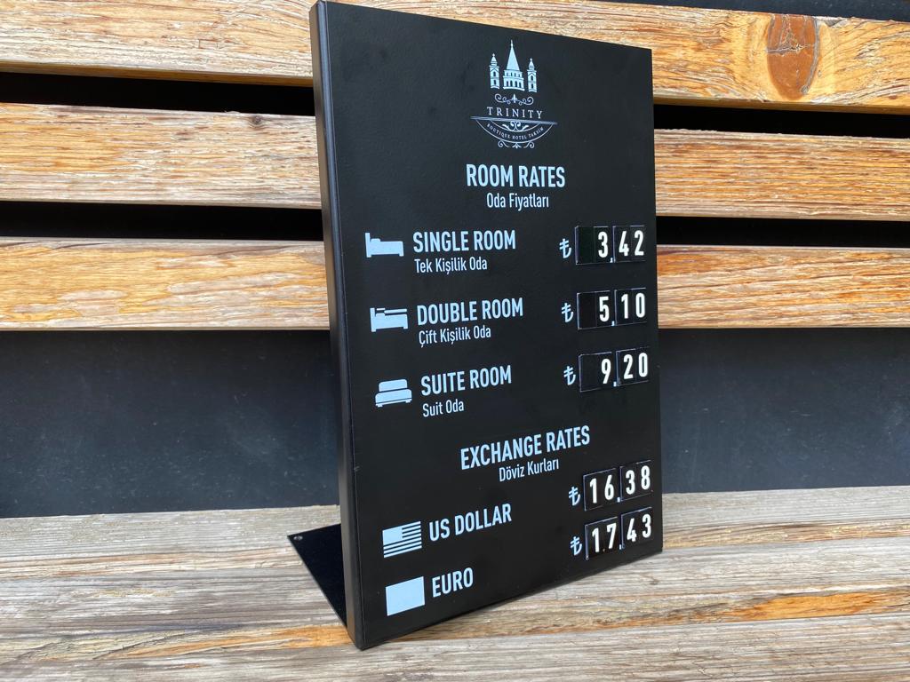 Modern ve şık siyah kaplamalı döviz panosu, fiyatları hızlı ve pratik şekilde değiştirmenizi sağlar