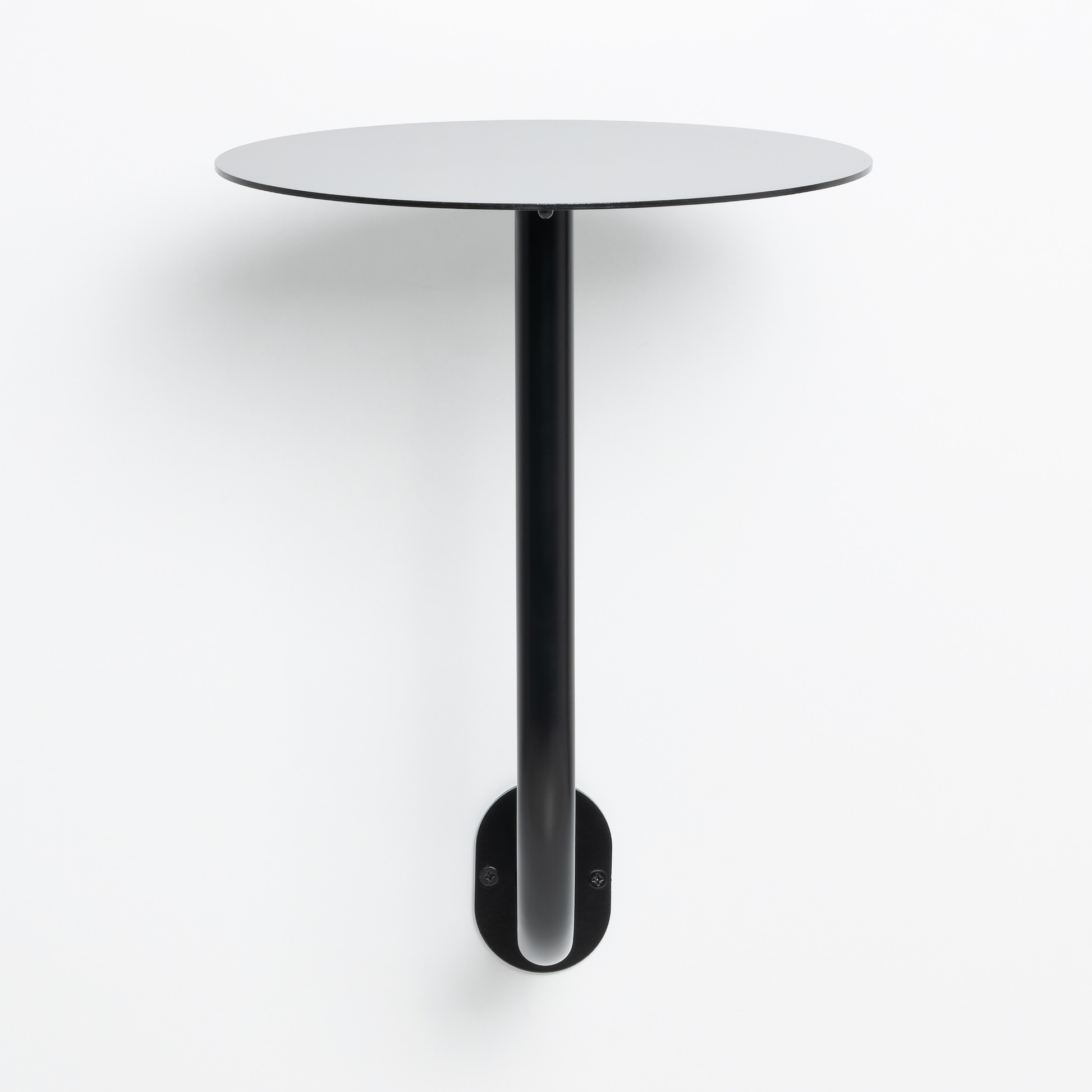 kokteyl ve etlinliklerde kullanılan siyah metal masa, minimalist dekorasyon.