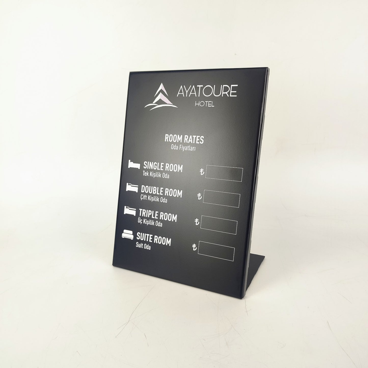 Modern tasarımı ve dayanıklı yapısıyla öne çıkan siyah metal masa fiyat panosu.