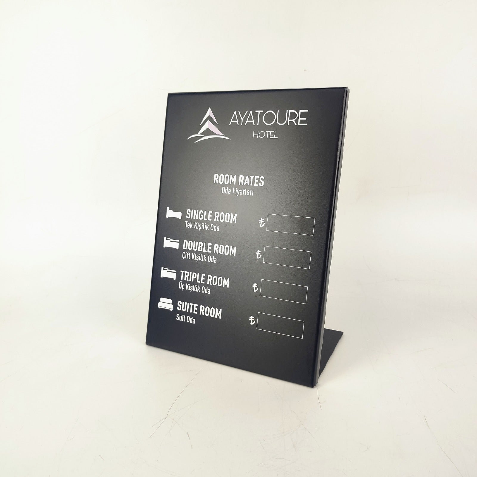 Modern tasarımı ve dayanıklı yapısıyla öne çıkan siyah metal masa fiyat panosu.