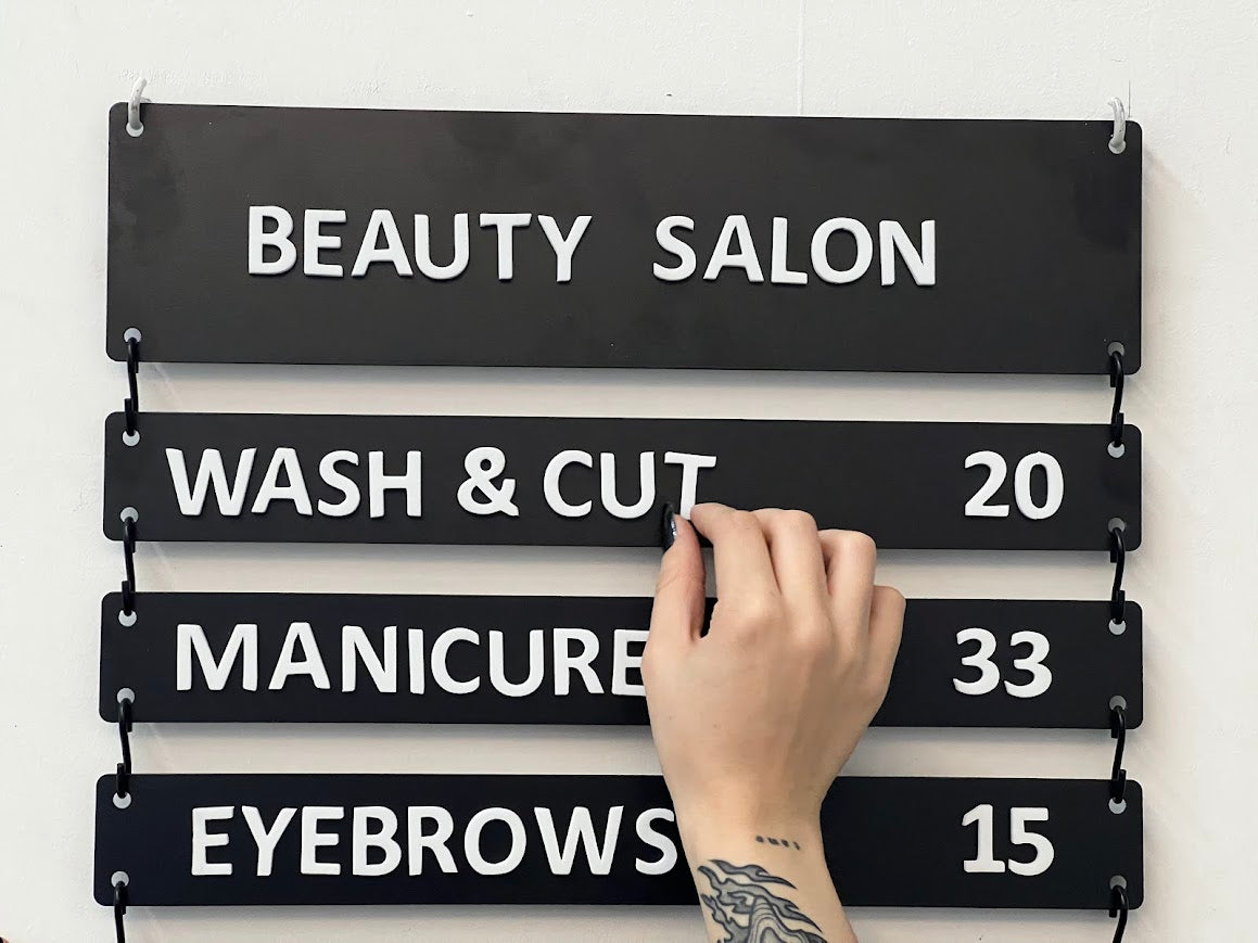 Restoran ve kafeler için özelleştirilebilir siyah metal fiyat panosu.