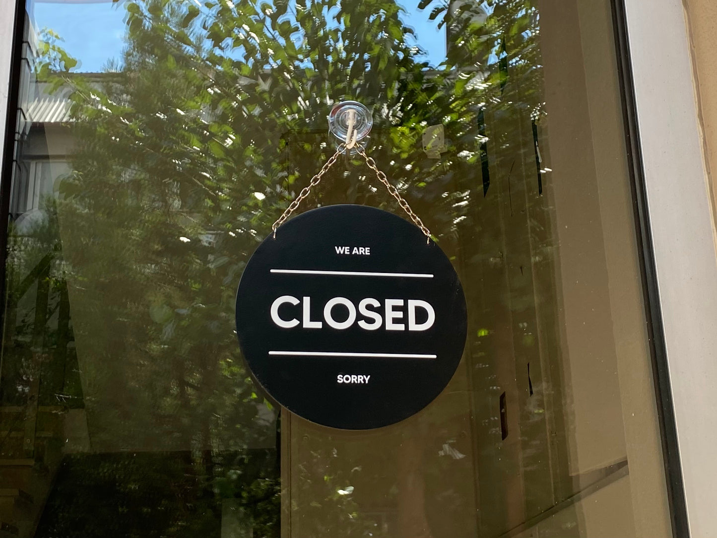 Cafe ve restoran girişinde kullanılan siyah metal open closed tabelası