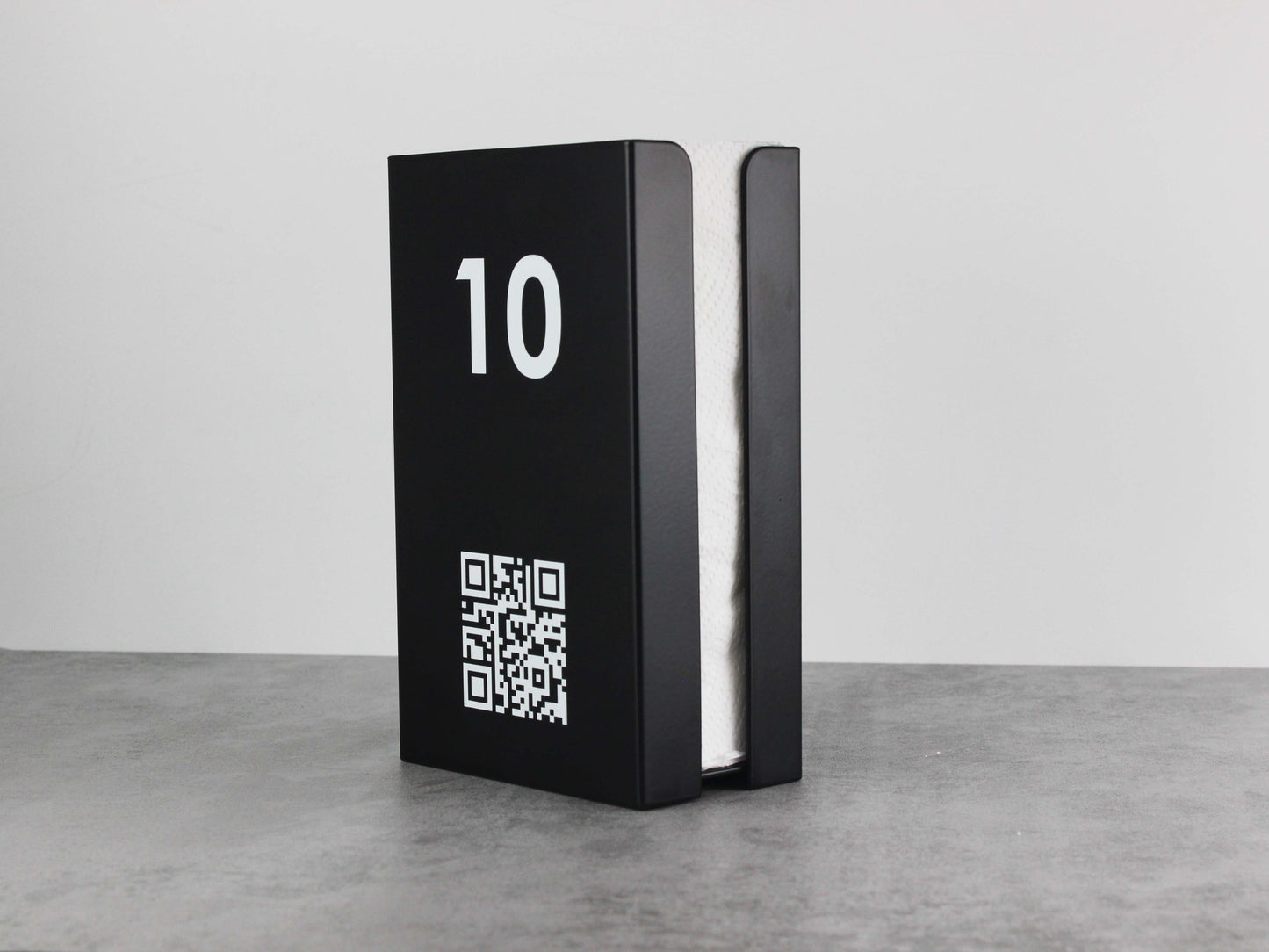 Modern tasarımlı siyah metal peçetelik, UV baskılı masa numarası ve QR menü içerir.

