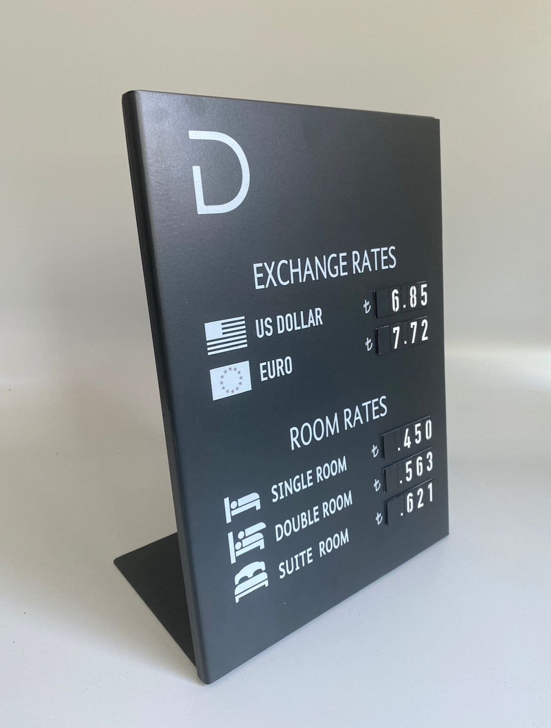 Siyah renkli modern fiyat panosu, mıknatıslı rakamlarla pratik fiyat değişikliği sağlar.