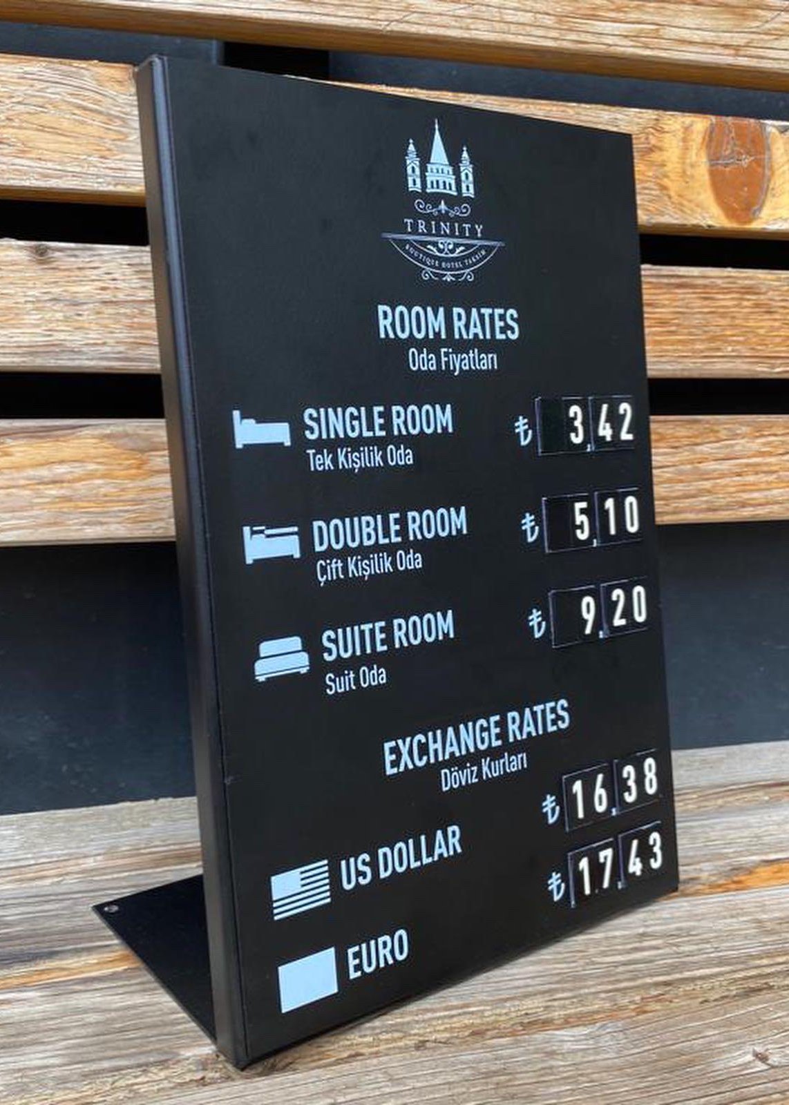 Siyah renkli modern fiyat panosu, mıknatıslı rakamlarla pratik fiyat değişikliği sağlar.