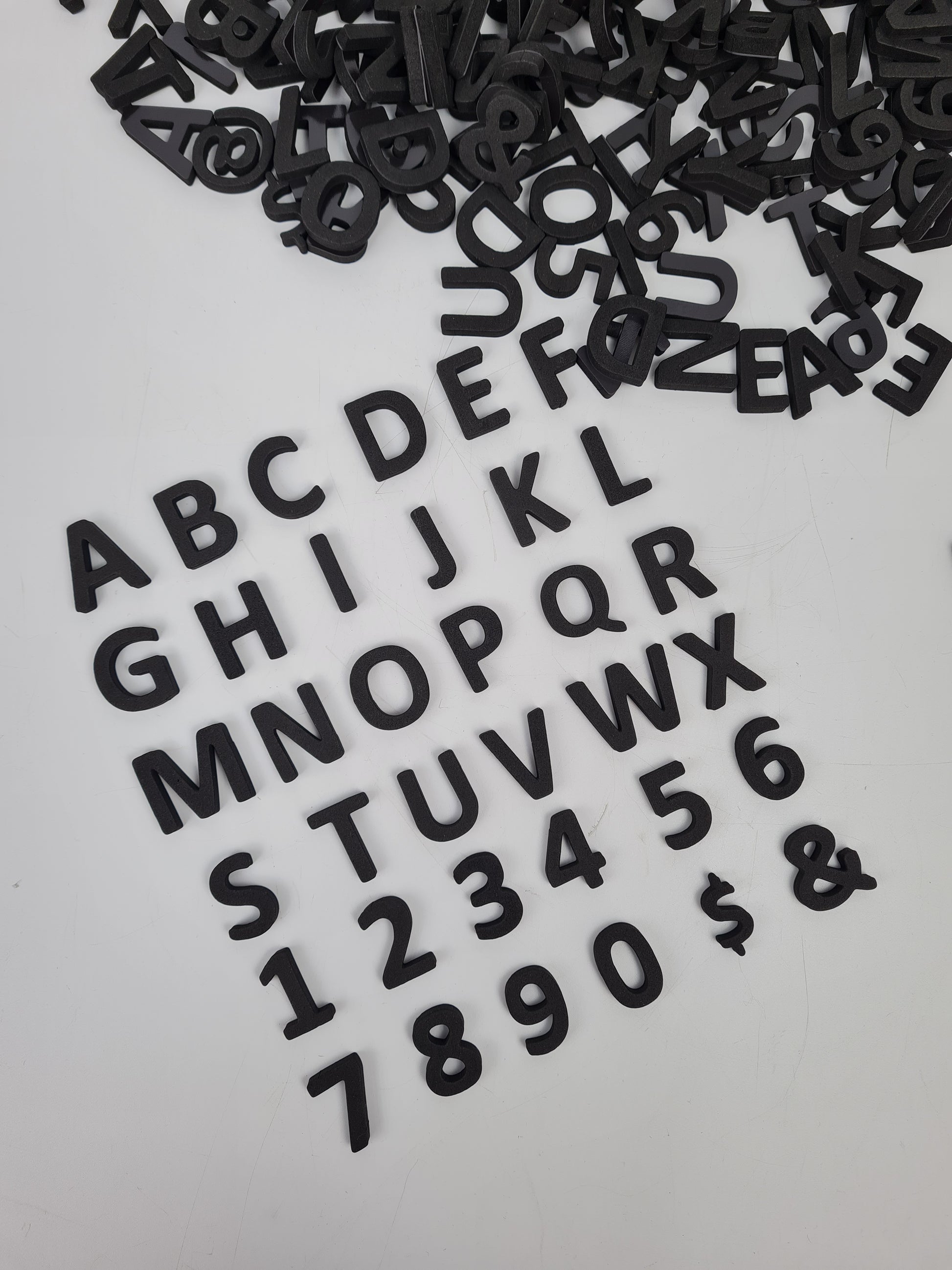 Paket içindeki siyah beyaz harflerin düzenli sunumu.