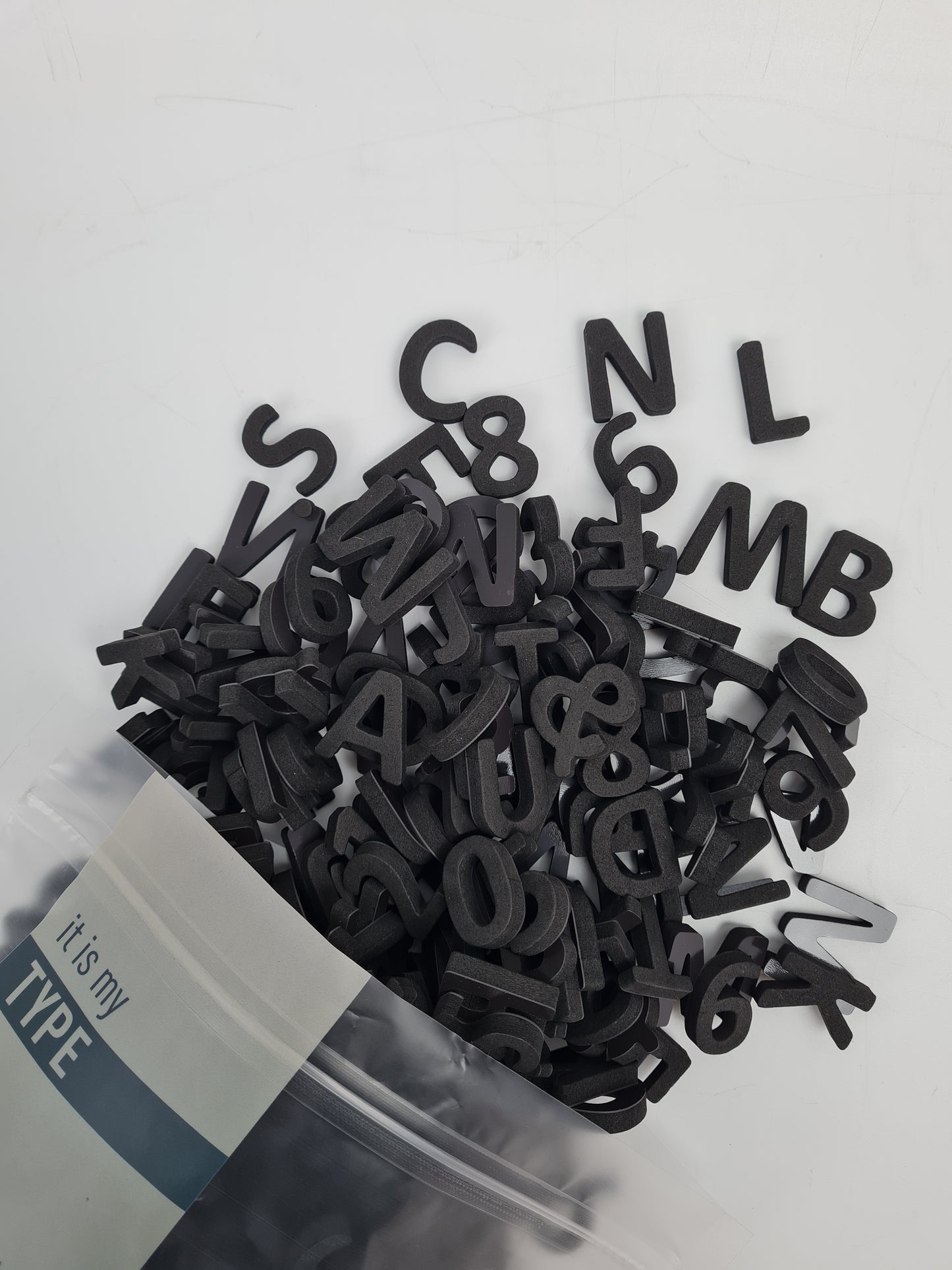 Siyah beyaz harflerin pratik kullanımı, her türlü metal yüzeye uygulanabilir.