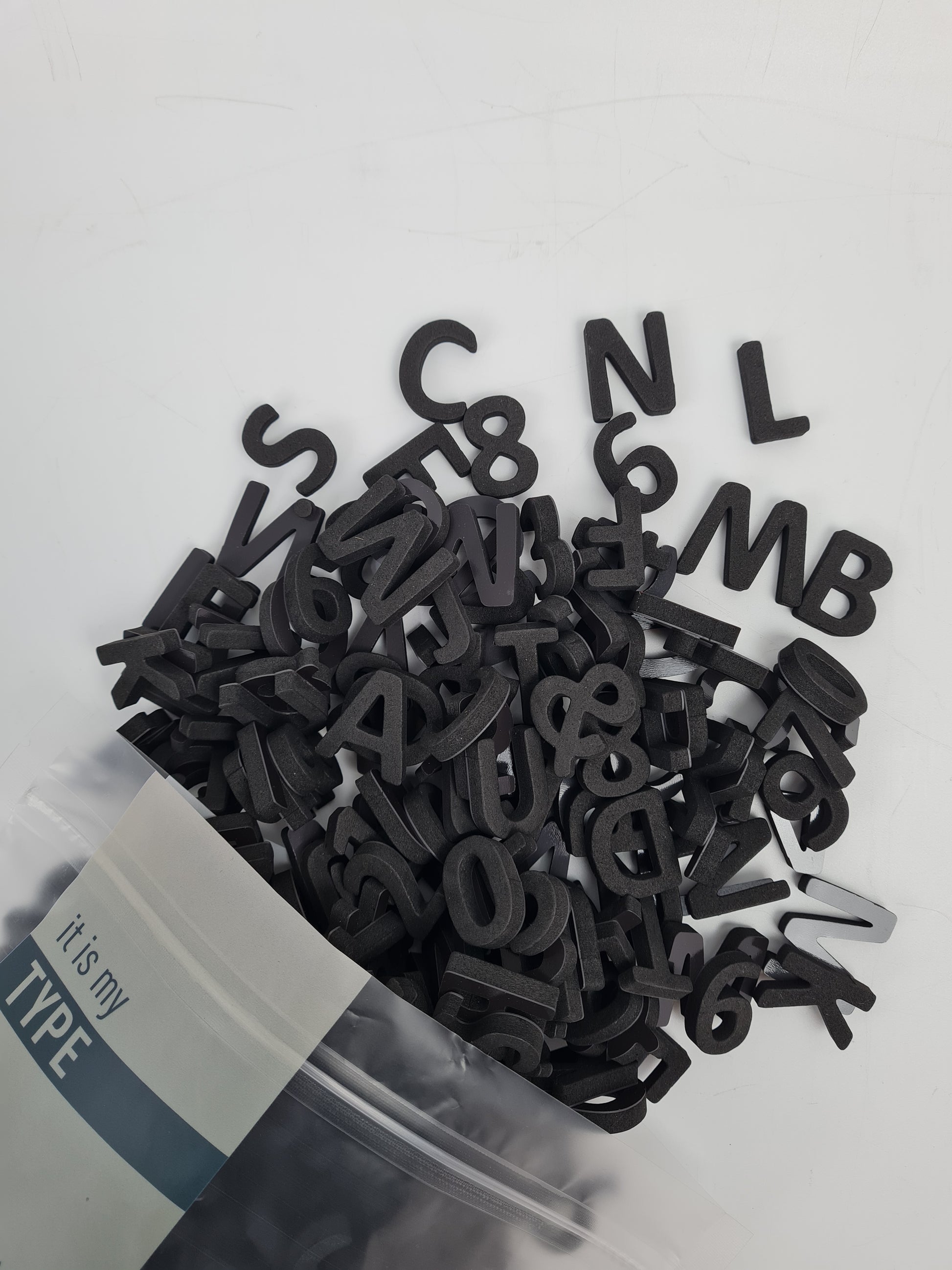 Siyah beyaz harflerin pratik kullanımı, her türlü metal yüzeye uygulanabilir.