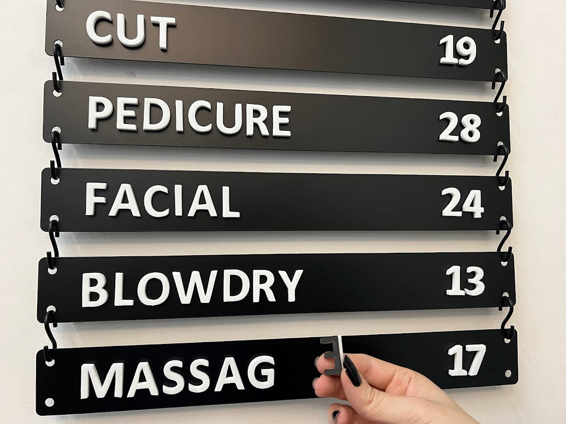 Manyetik harflerle değiştirilebilen siyah metal levhalı menü panosu.