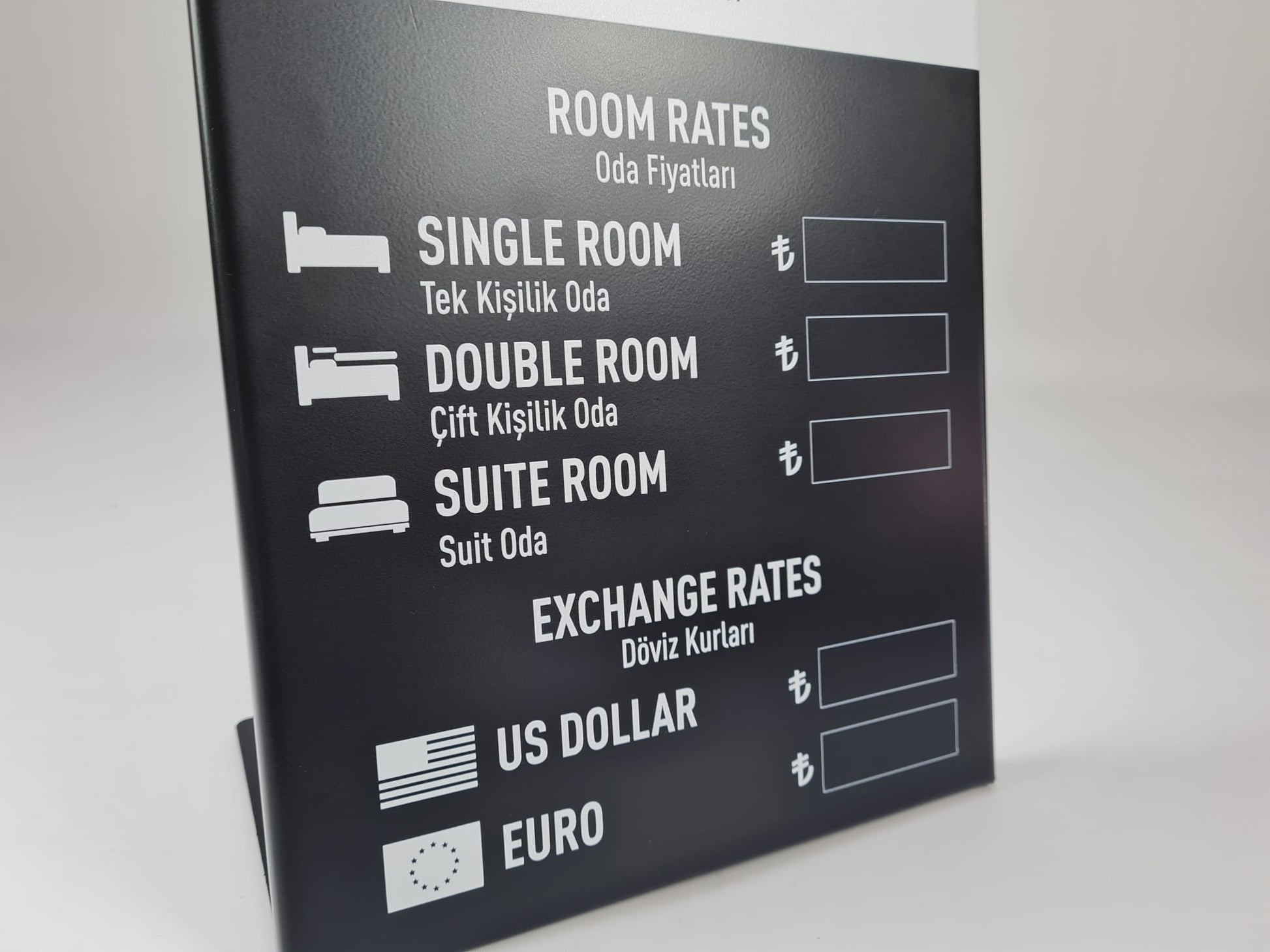 Siyah kaplamalı, mıknatıslı rakamlarla değiştirilebilir, modern tasarıma sahip fiyat panosu.