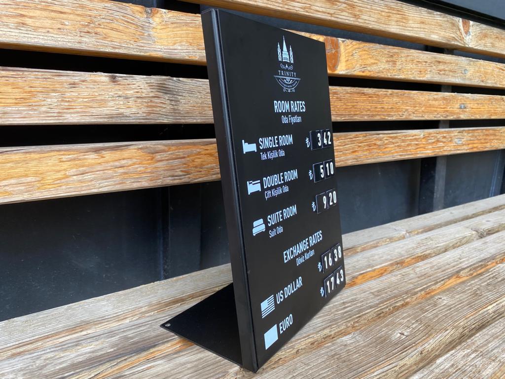 Siyah kaplamalı, mıknatıslı rakamlarla değiştirilebilir, modern tasarıma sahip fiyat panosu.