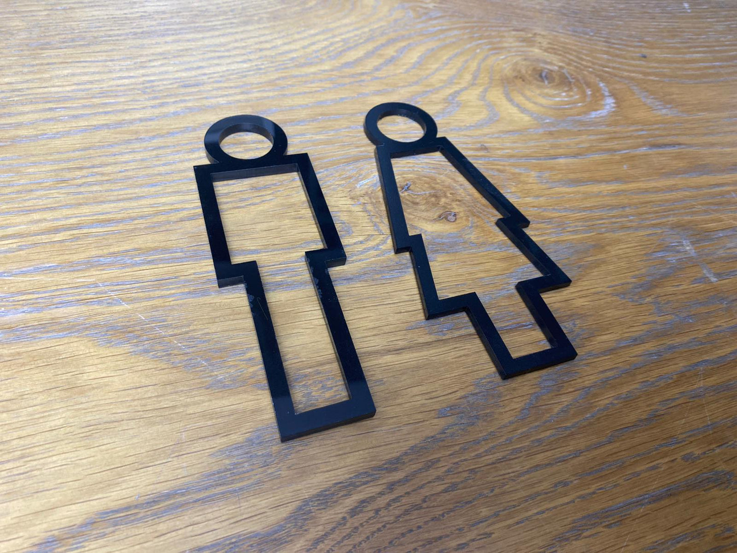 Modern iç mekânlara uygun siyah renkli pleksi WC sembolü