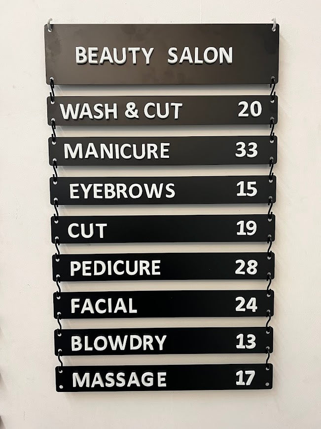 S-kancalar ile monte edilen siyah manyetik harfli menü panosu.