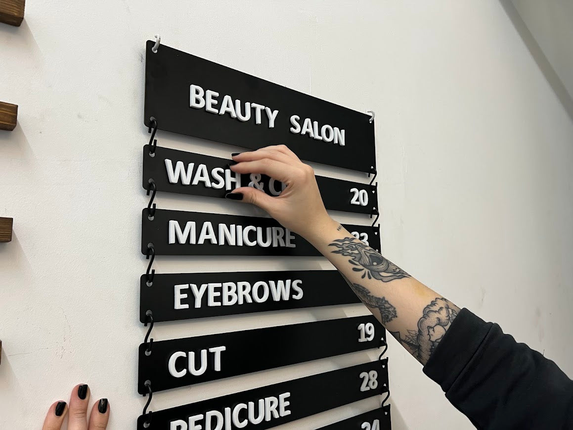 Mıknatıslı harflerle değiştirilebilir siyah menü tabelası.