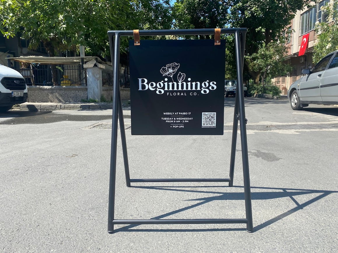 Sokak önü için uygun, katlanabilir metal tabela dış mekanda kullanıma hazır.