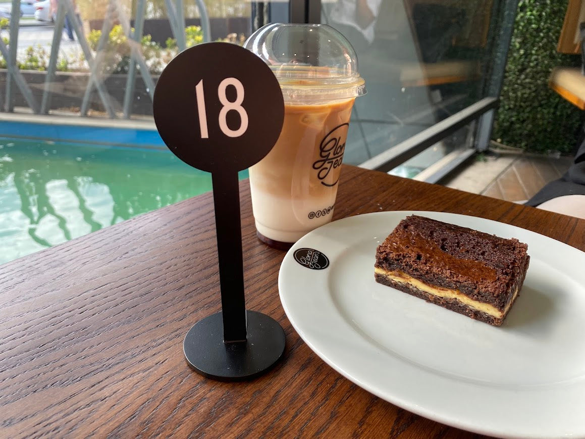 Statik fırın boyalı yüzeyiyle dikkat çeken şık numara standı.