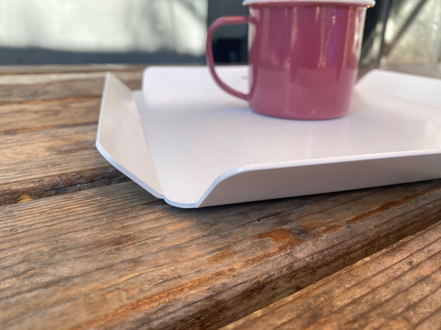 Statik fırın boyalı, çizilmeye dayanıklı beyaz metal servis tepsisi.