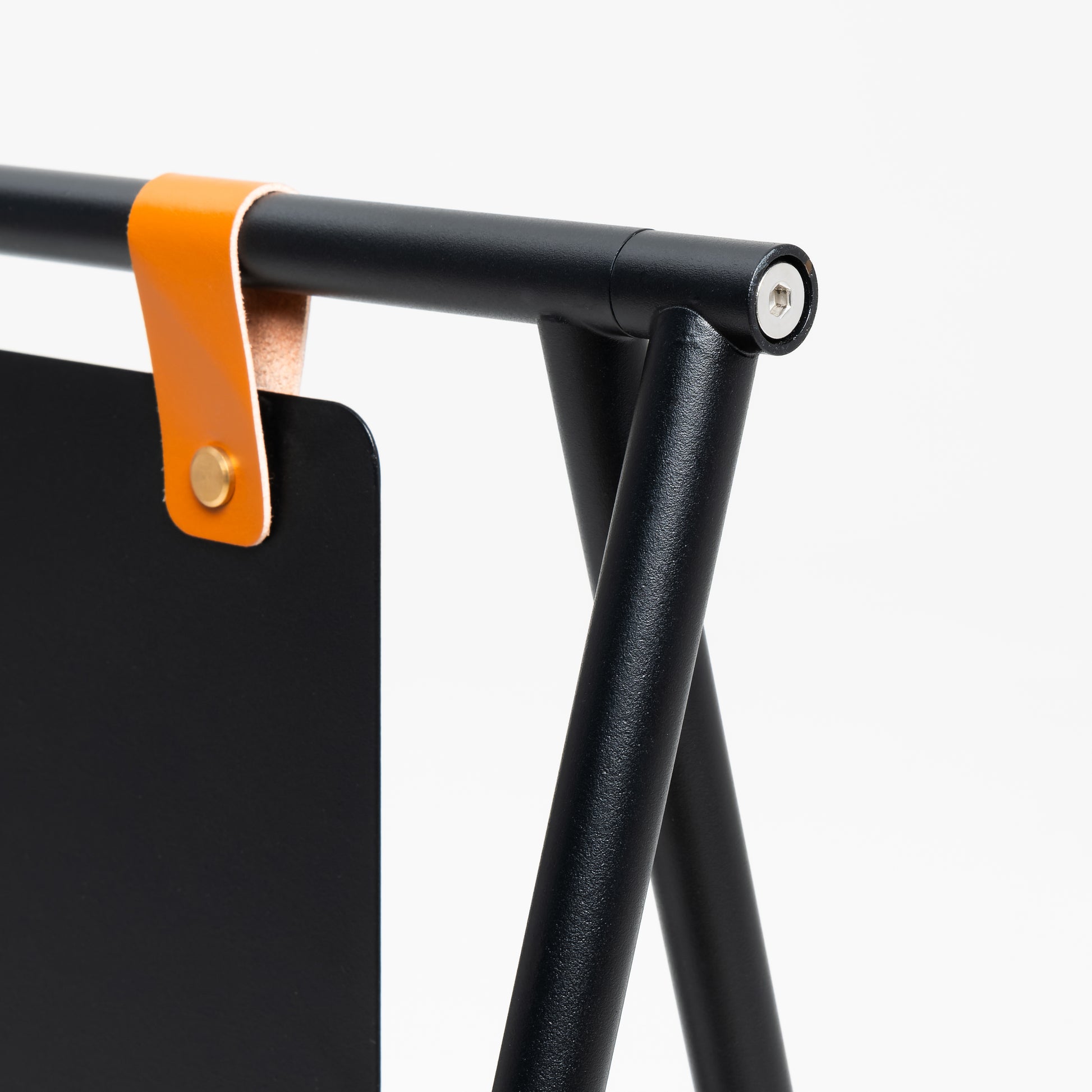 Tabelanın suni deri askı bölümüne odaklanan estetik detay görüntüsü.