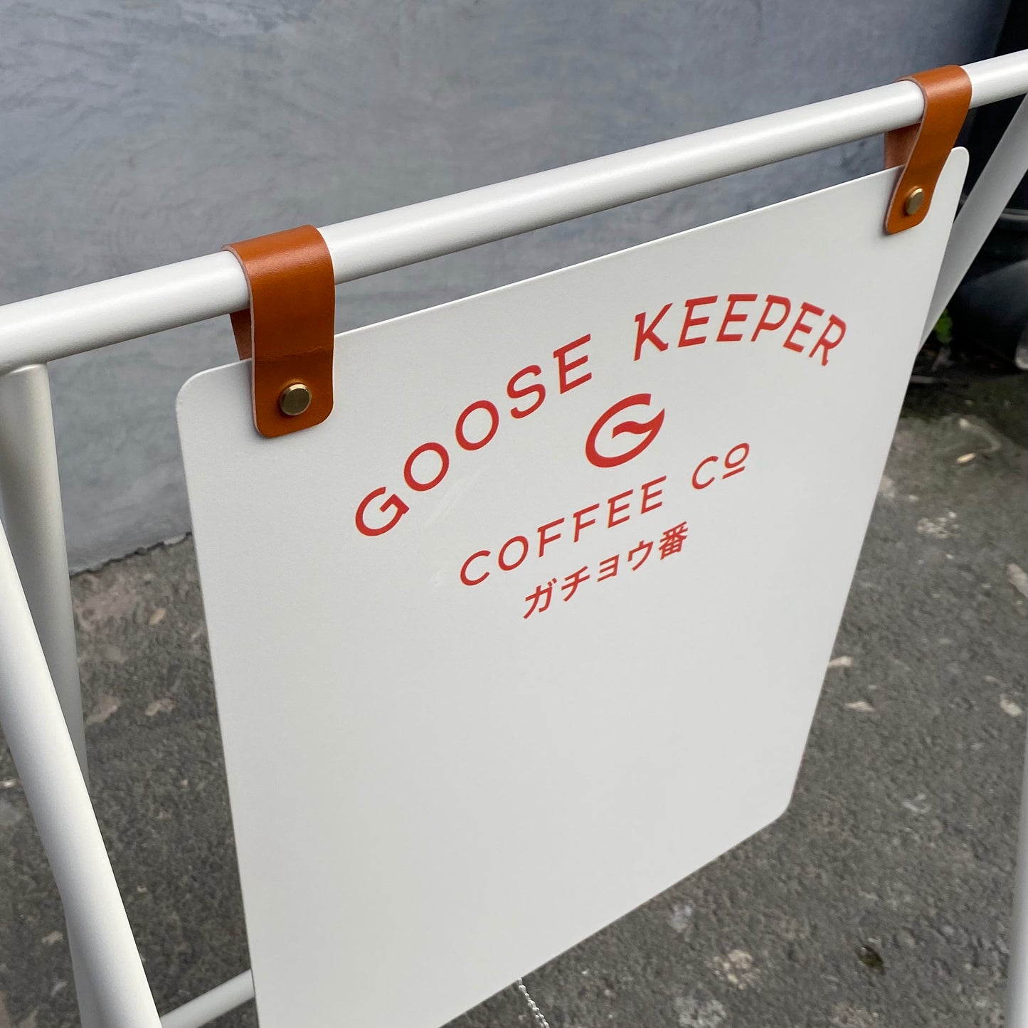 Gerçek görünümlü suni deri kayışlarla şıklığı tamamlanan tabela.