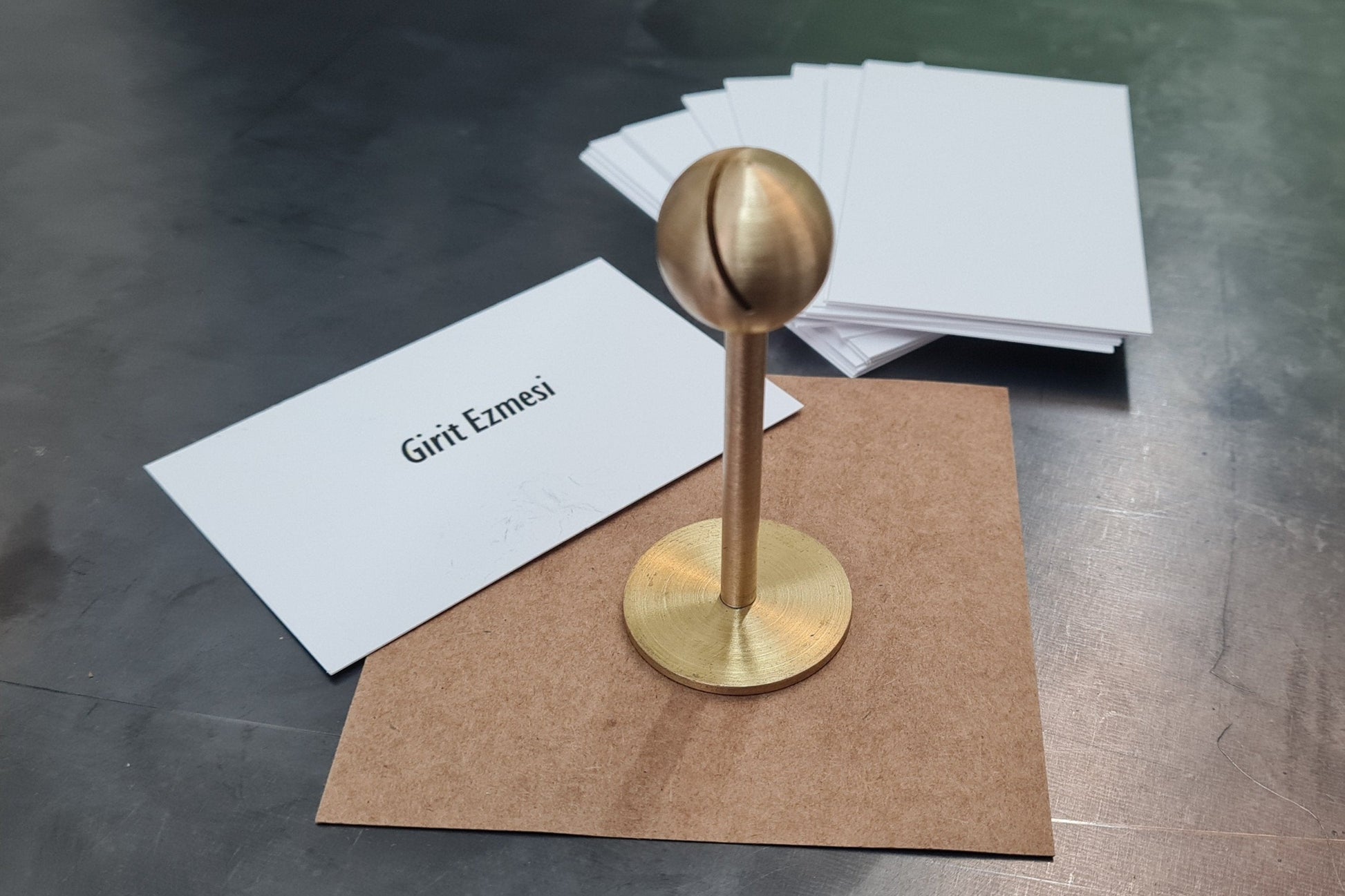 Dayanıklı ve şık pirinç malzemeden üretilmiş açık büfe etiketliği.