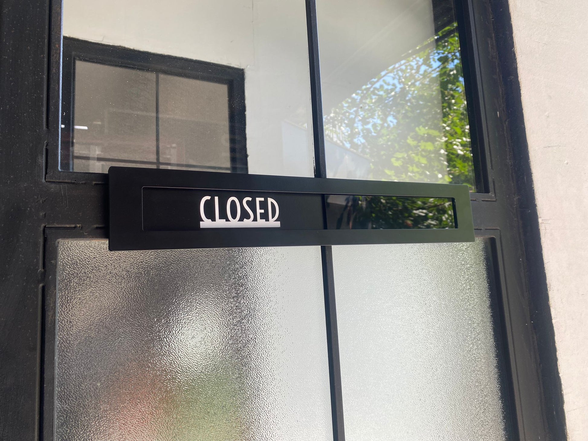 Sürgü mekanizmalı açık kapalı yazı levhası modern tasarım.