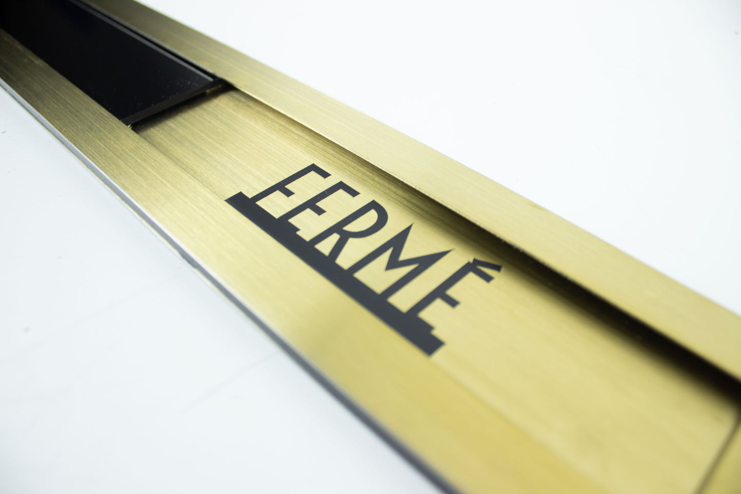 Şık ve modern tasarımlı sürgülü açık kapalı kapı levhası.