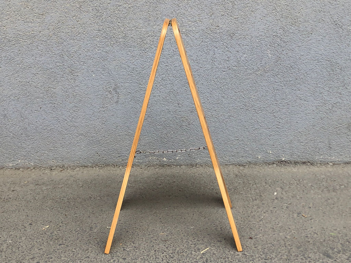 Tabelanın doğal ahşap dokusunu gösteren yakın çekim.