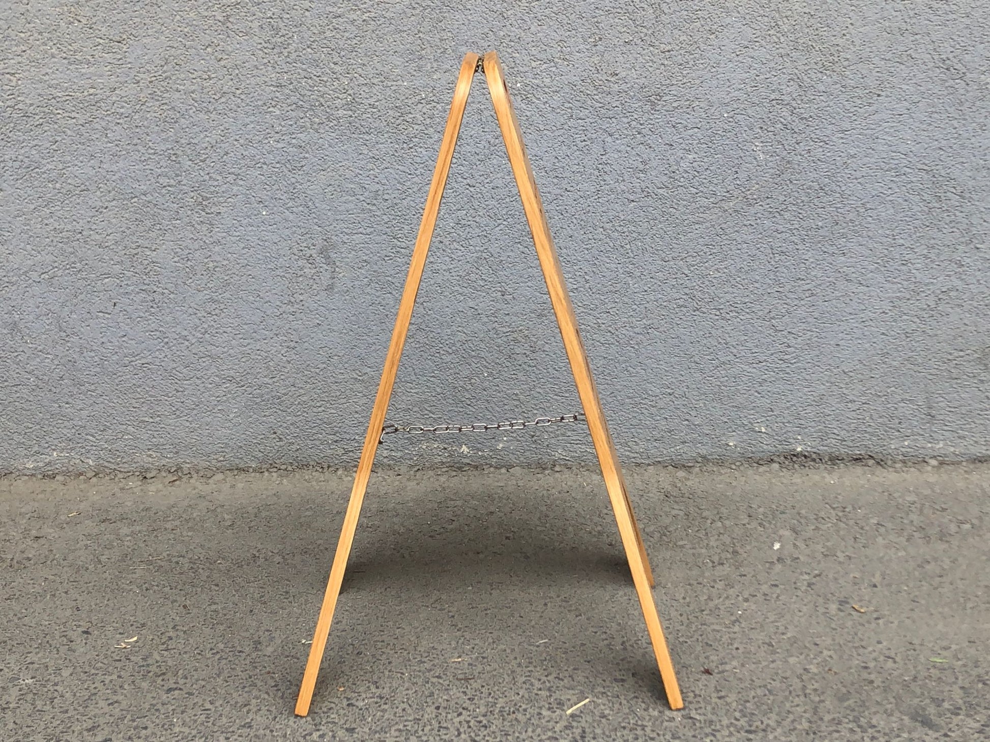 Tabelanın doğal ahşap dokusunu gösteren yakın çekim.