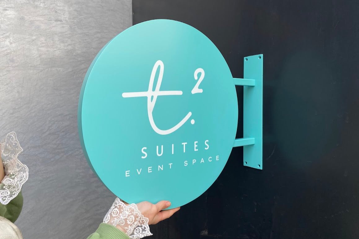 İç mekanlarda kullanılabilecek şık yeşil duvar tabelası tasarımı.