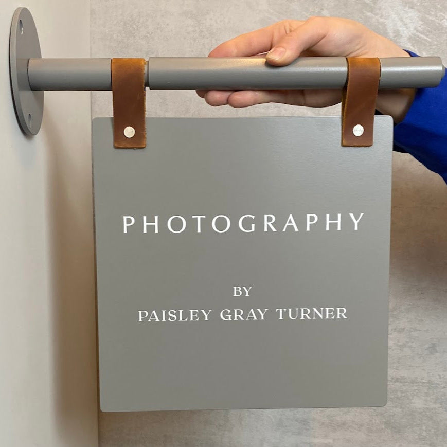 Gerçek deri detaylara sahip özel tasarım tabela